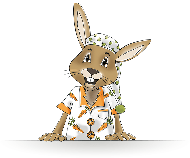 Kaninchen in Karotten-Pyjama mit Lächeln und Schlafmütze. Beige-braun, karottenverziert.