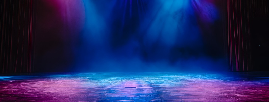 Ein Bühnenhintergrund mit blauen und violetten Scheinwerfern beleuchtete die Bühne, auf der sich Rauch befand. Leere Bühne für eine Vorstellung mit Hintergrunddekoration.